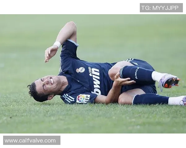 足球明星赛场遭遇重伤痛苦倒地 未来能否重返赛场成疑